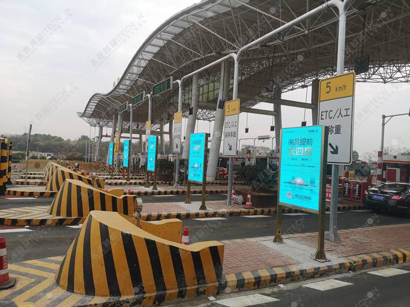 LED廣告機(jī)南昌昌北機(jī)場 (1).jpg LED廣告機(jī)南昌昌北機(jī)場 (1).jpg