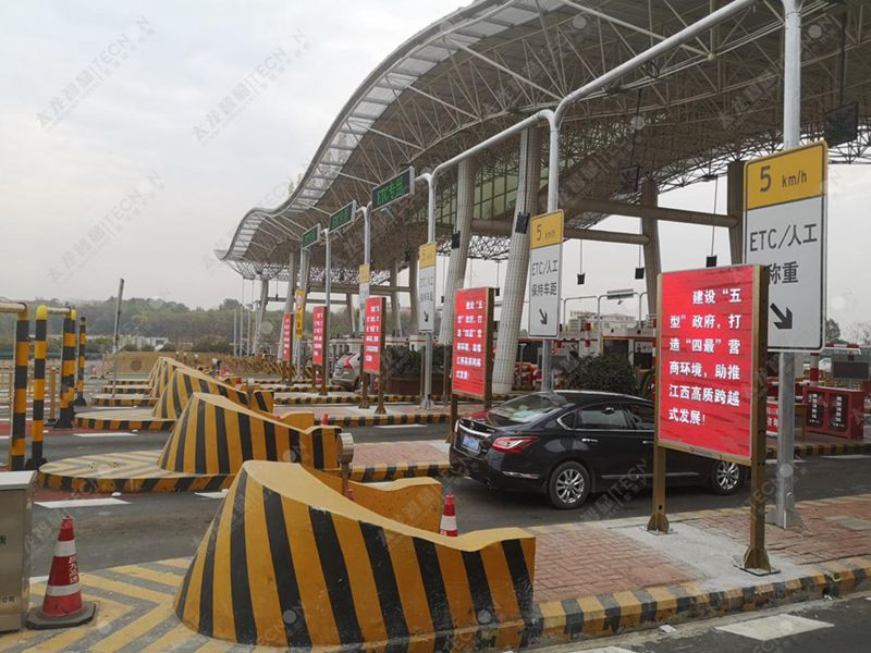 LED廣告機(jī)南昌昌北機(jī)場 (3).jpg LED廣告機(jī)南昌昌北機(jī)場 (3).jpg