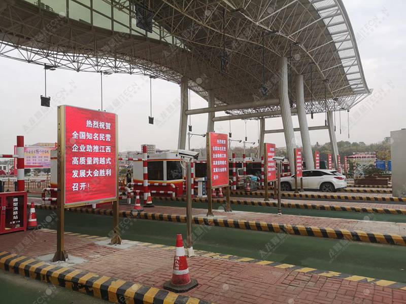 LED廣告機(jī)南昌昌北機(jī)場 (4).jpg LED廣告機(jī)南昌昌北機(jī)場 (4).jpg